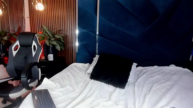 EmilyDuran  online show from September 18, 2025, 2:35 am