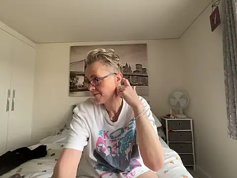 Curvy-Jinx online show from April 17, 2026, 7:33 am