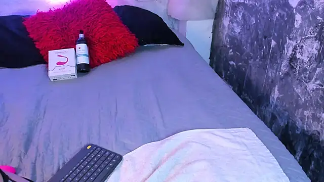 katierouge  online show from September 21, 2025, 5:42 am