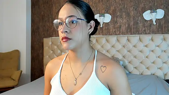 LaurenMitchell1 online show from October 23, 2025, 1:21 pm