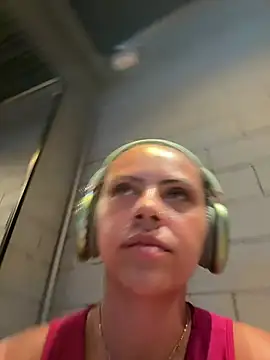 Chloe Leaozinho online show from February 23, 2026, 3:53 pm