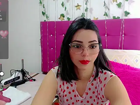 sara arias00 online show from October 13, 2025, 1:44 pm