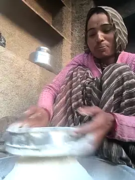 Hot raaani online show from December 17, 2025, 1:44 am