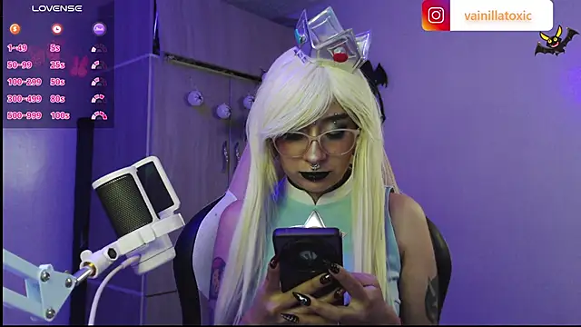 vainilla doll online show from October 3, 2025, 1:24 am