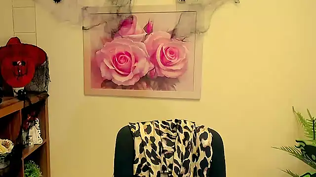 Snapshot of TwoBigSuns chatting on October 13, 2025, 12:27 pm TwoBigSuns online show from October 13, 2025, 12:27 pm