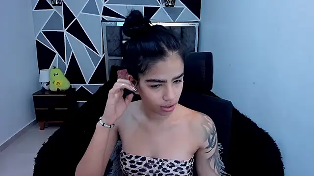 valeria-duarte online show from April 6, 2026, 1:56 pm