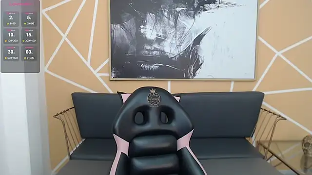 olivia russo  online show from November 24, 2025, 8:08 pm