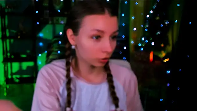 JulieDaniel online show from December 17, 2025, 9:48 am