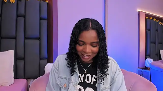 LisaMendez online show from December 2, 2025, 4:07 am