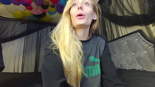 Snapshot of Lola_BugsBunny chatting on October 29, 2025, 2:19 pm Lola BugsBunny online show from October 29, 2025, 2:19 pm