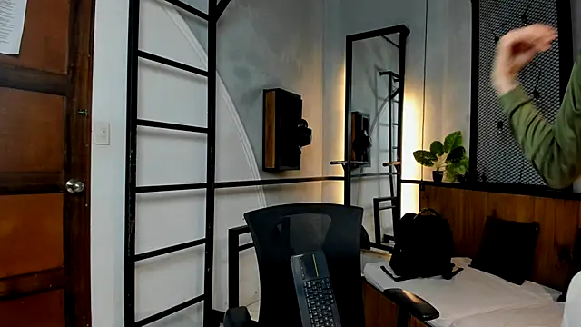 Dani mc1 online show from November 9, 2025, 11:41 am