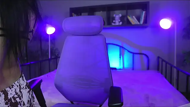 Emma and Issac online show from September 24, 2025, 3:54 am