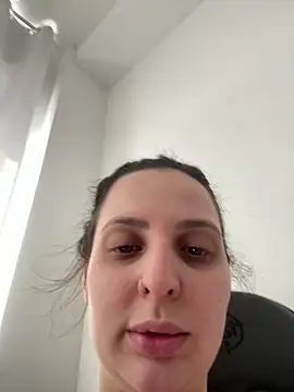 yumi-hot online show from March 13, 2026, 1:51 pm