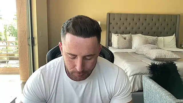 brettmycles28 online show from September 26, 2025, 6:23 pm