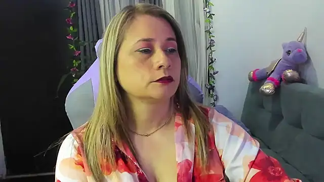 milagros latina75 online show from December 2, 2025, 11:34 pm