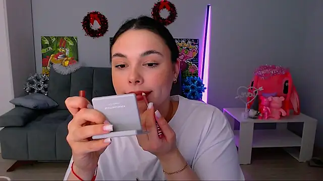 queenofthesense  online show from December 17, 2025, 9:26 am