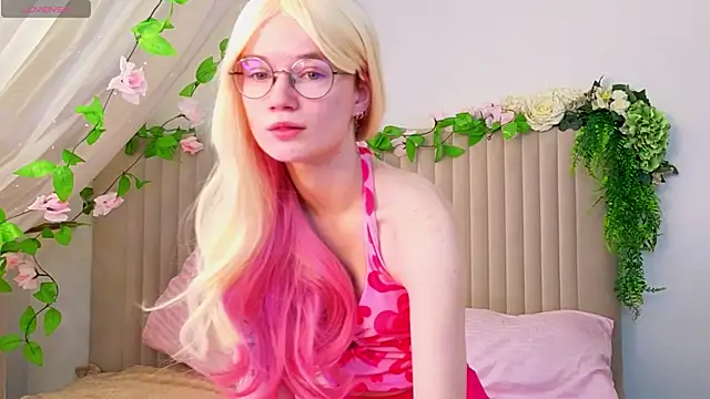 Snapshot of PixieKitty chatting on October 9, 2025, 5:27 am PixieKitty online show from October 9, 2025, 5:27 am