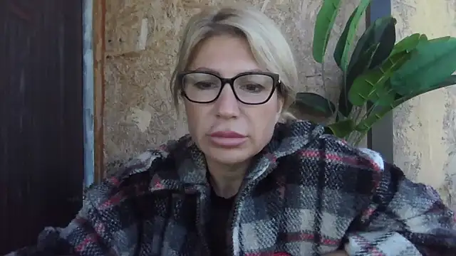 Snapshot of fox_red_lady7 chatting on September 14, 2025, 10:03 am fox red lady7 online show from September 14, 2025, 10:03 am