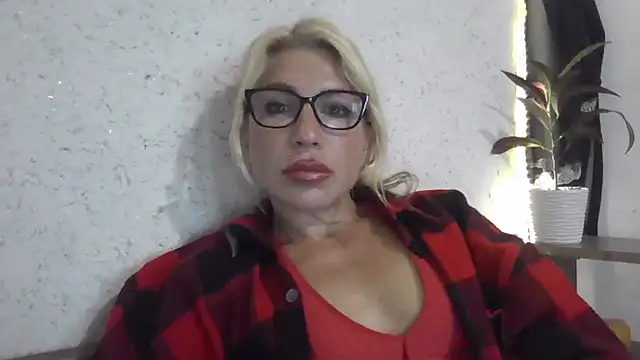 Snapshot of fox_red_lady7 chatting on October 1, 2025, 12:11 pm fox red lady7 online show from October 1, 2025, 12:11 pm