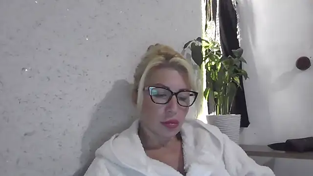 Snapshot of fox_red_lady7 chatting on October 8, 2025, 7:22 pm fox red lady7 online show from October 8, 2025, 7:22 pm