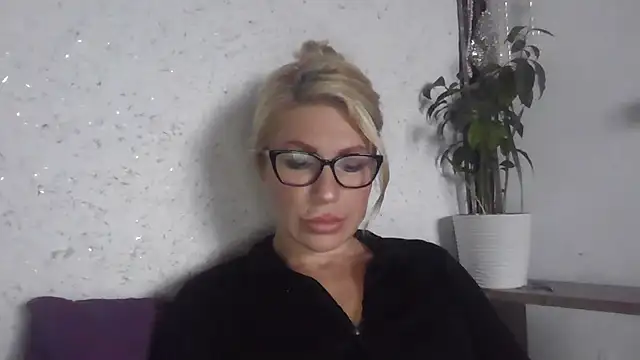 Snapshot of fox_red_lady7 chatting on October 18, 2025, 9:54 am fox red lady7 online show from October 18, 2025, 9:54 am