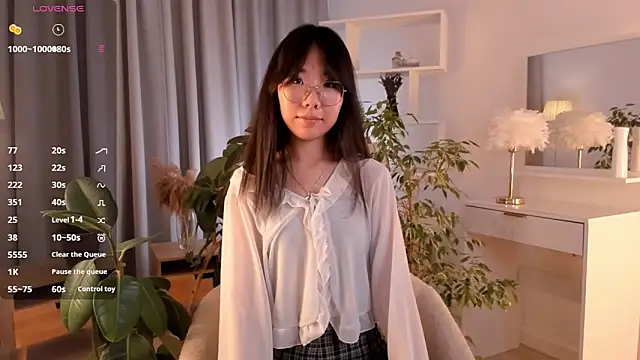 UdelaDodson online show from October 9, 2025, 1:36 am