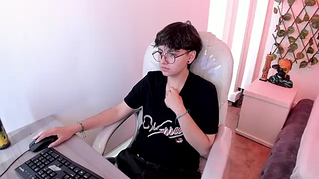 Nathaly ds online show from December 13, 2025, 7:53 pm