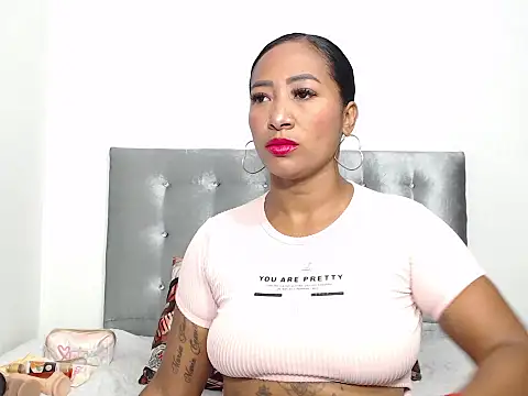 Snapshot of Luxuryebony69 chatting on March 2, 2026, 2:02 pm Luxuryebony69 online show from March 2, 2026, 2:02 pm