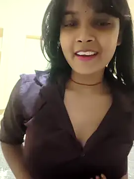 RAYI Queen 2 online show from November 10, 2025, 7:24 pm