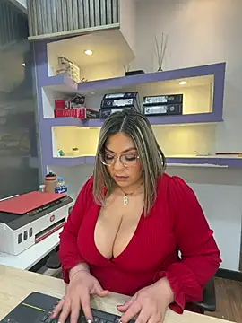 Snapshot of isabella_horney_ chatting on May 24, 2026, 12:10 pm isabella horney online show from May 24, 2026, 12:10 pm