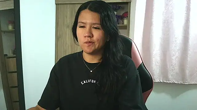 Oliviawatson1 online show from November 13, 2025, 12:37 pm