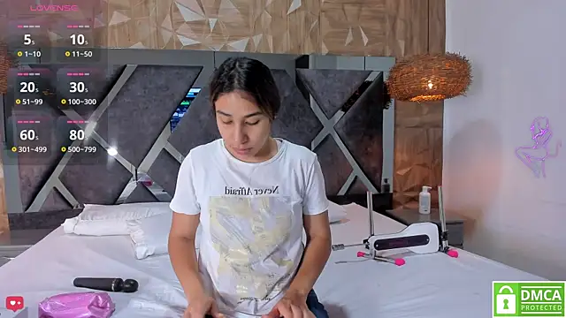 Selene  Lopez  online show from November 28, 2025, 8:00 pm