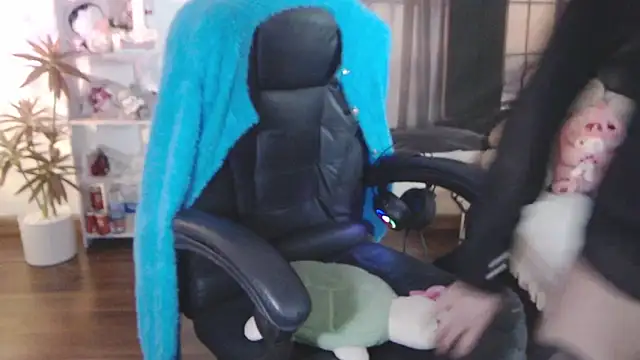 Suzie Wet Cave online show from October 24, 2025, 12:01 pm