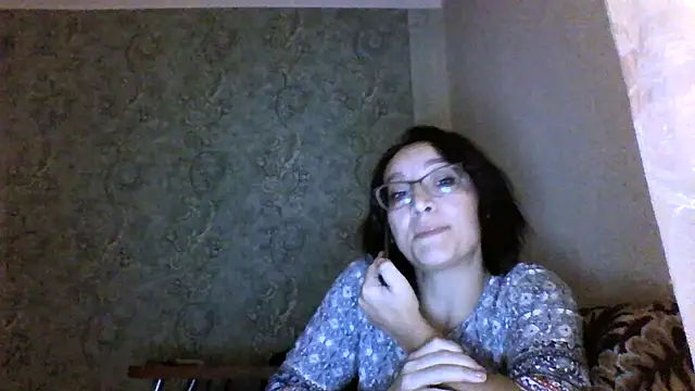 Moon Janis online show from November 4, 2025, 7:35 pm