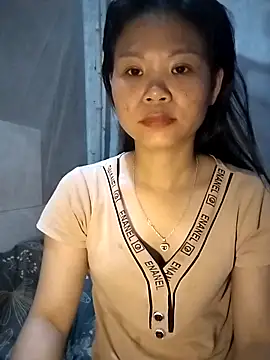 LinhNa999 online show from April 19, 2026, 3:28 am