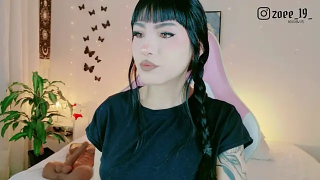 cuteezoe online show from May 18, 2026, 4:29 am