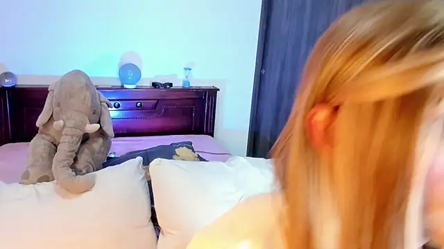 Flora Minx online show from November 22, 2025, 6:45 am