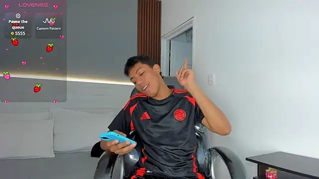 Brunette  boy online show from January 16, 2026, 3:32 am