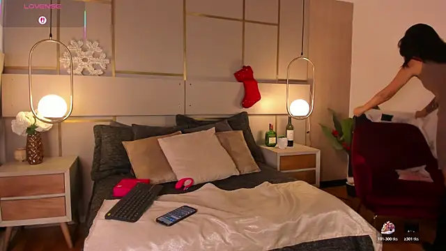 Lina Montclair online show from December 17, 2025, 7:42 pm