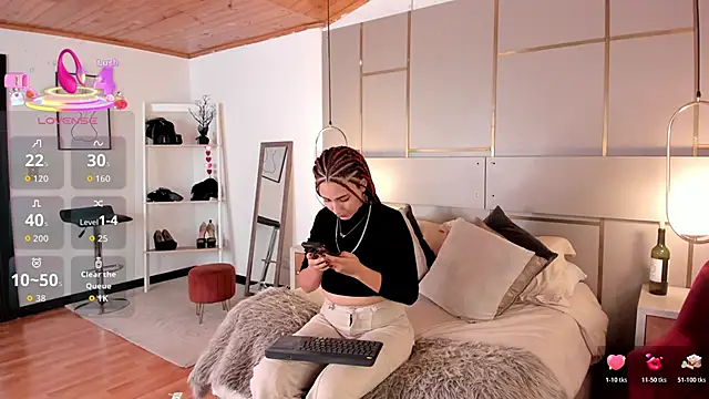 Lina Montclair online show from March 4, 2026, 7:42 pm