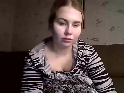 Snapshot of xSweetieLadys chatting on December 3, 2025, 8:40 pm xSweetieLadys online show from December 3, 2025, 8:40 pm