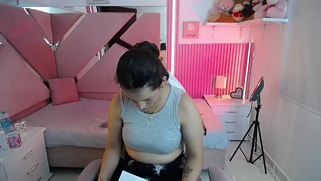 Mia garcia28 online show from November 14, 2025, 7:45 pm