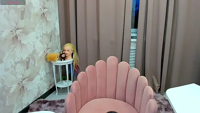 cute luucy online show from October 21, 2025, 3:18 am