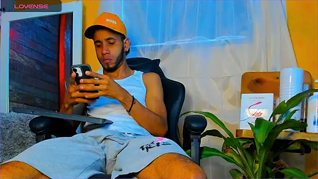 Snapshot of Alex_bigcock11_ chatting on October 21, 2025, 1:45 pm Alex bigcock11  online show from October 21, 2025, 1:45 pm