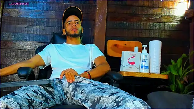 Snapshot of Alex_bigcock11_ chatting on October 29, 2025, 11:45 am Alex bigcock11  online show from October 29, 2025, 11:45 am