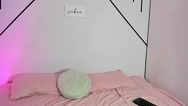 MiahCornell  online show from October 27, 2025, 7:40 pm