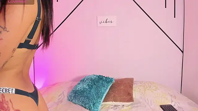 MiahCornell  online show from November 26, 2025, 8:43 pm