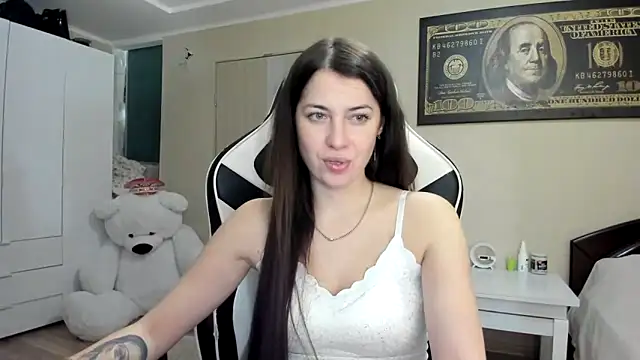 EmiLovsi online show from October 8, 2025, 8:06 pm