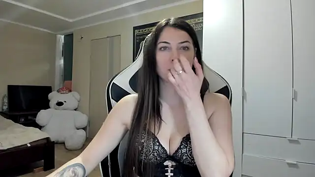 EmiLovsi online show from October 27, 2025, 9:41 pm