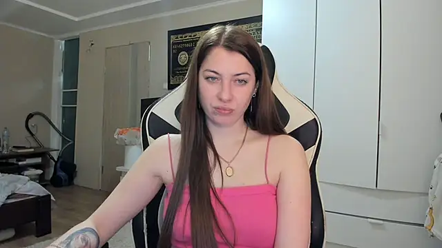 EmiLovsi online show from May 6, 2026, 8:14 pm